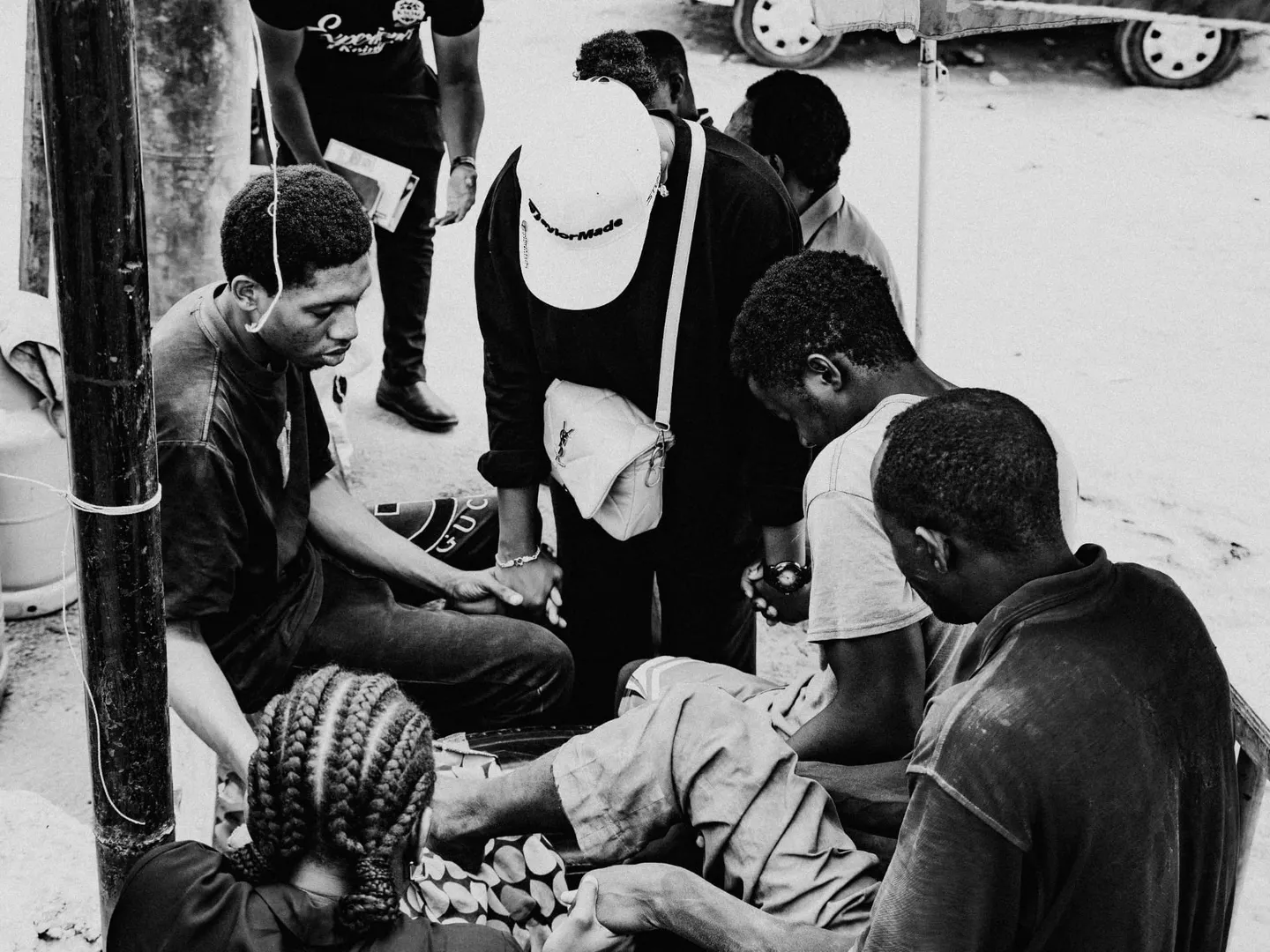 KSOM students holding hands in prayer with people during street outreach